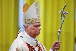 Papa leão reúne 800 mil pessoas em missa histórica nos champs-élysées
