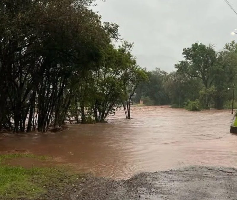 Chuva se aproxima de 200 mm e piora o risco de enchentes