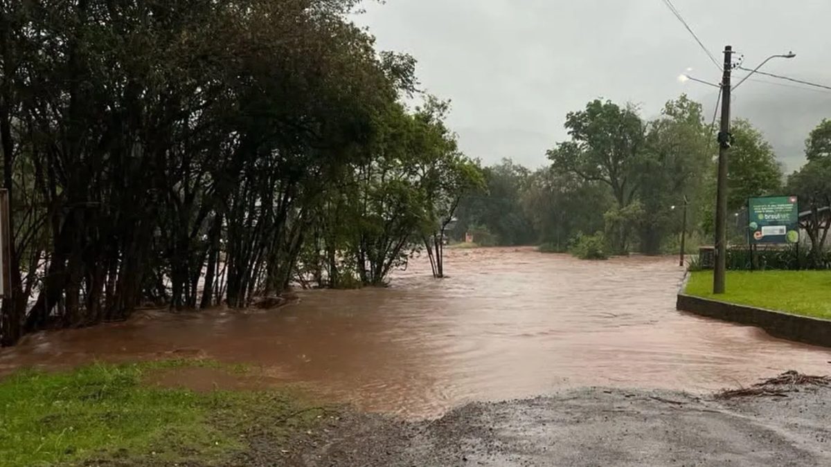 Chuva se aproxima de 200 mm e piora o risco de enchentes