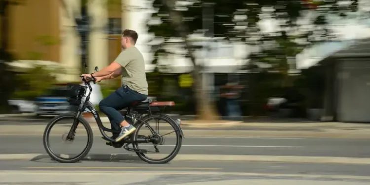 Curitiba estabelece regras e limite de velocidade para patinetes e skates elétricos