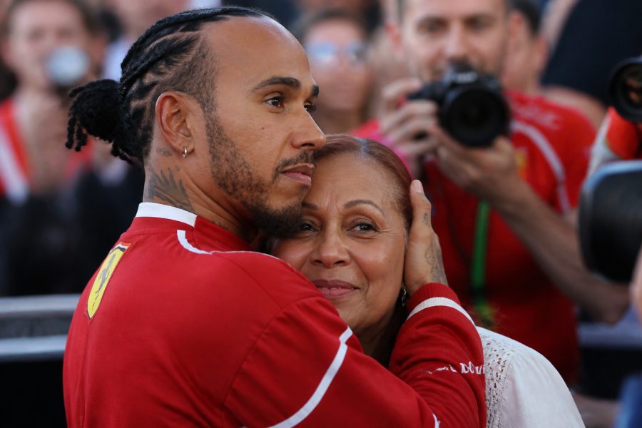 Com apoio da mãe, Hamilton busca vitória inédita com a Ferrari em Monza