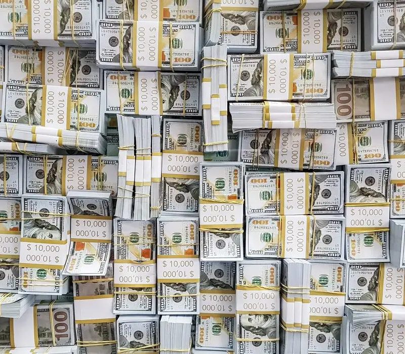 Dólar fecha próximo de R$ 5,20 e bolsa despenca com cautela externa