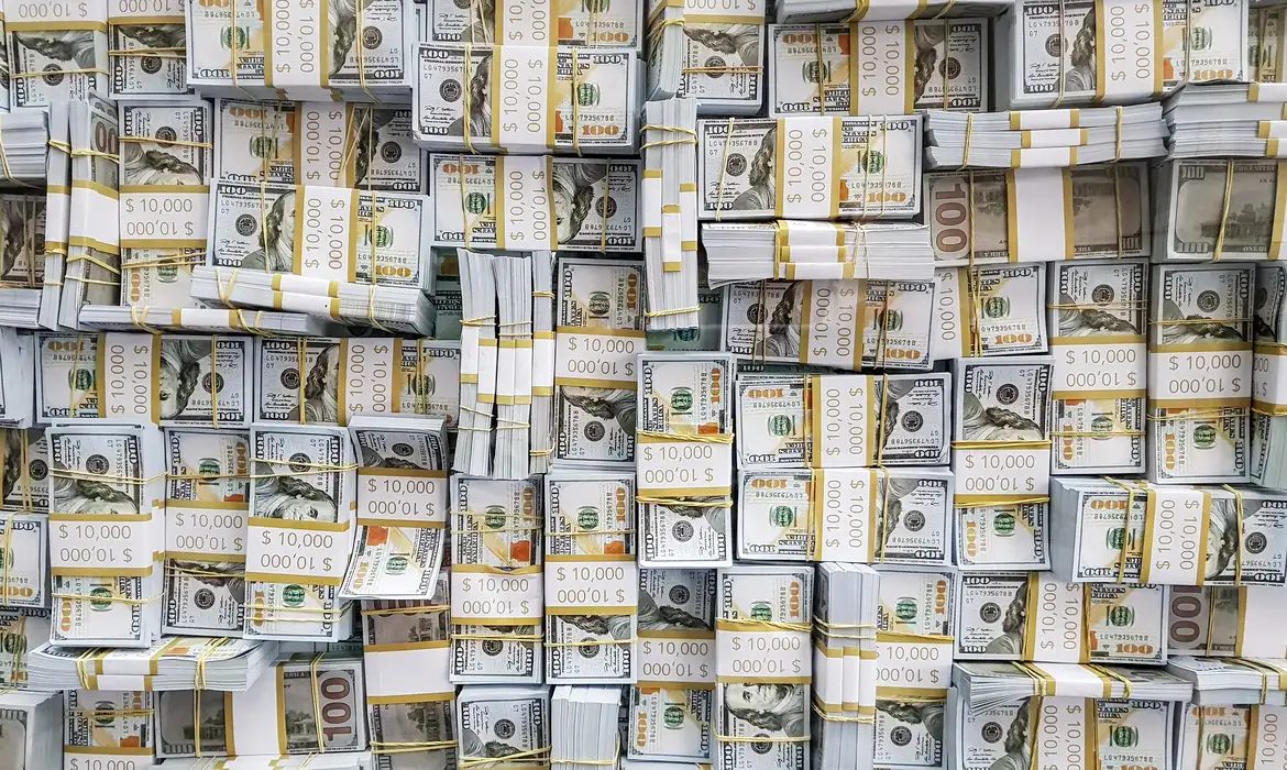 Com pessimismo externo, dólar sobe 0,47% e aproxima-se de R$ 5,20