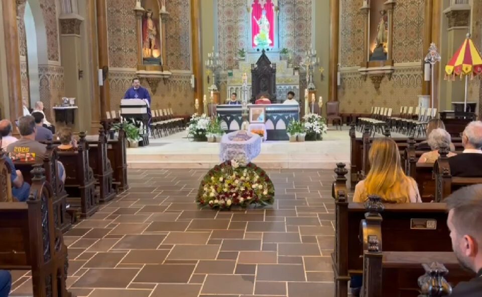 Comoção! Fiéis se despedem de Dom Pedro Fedalto na Catedral Basílica Metropolitana de Curitiba