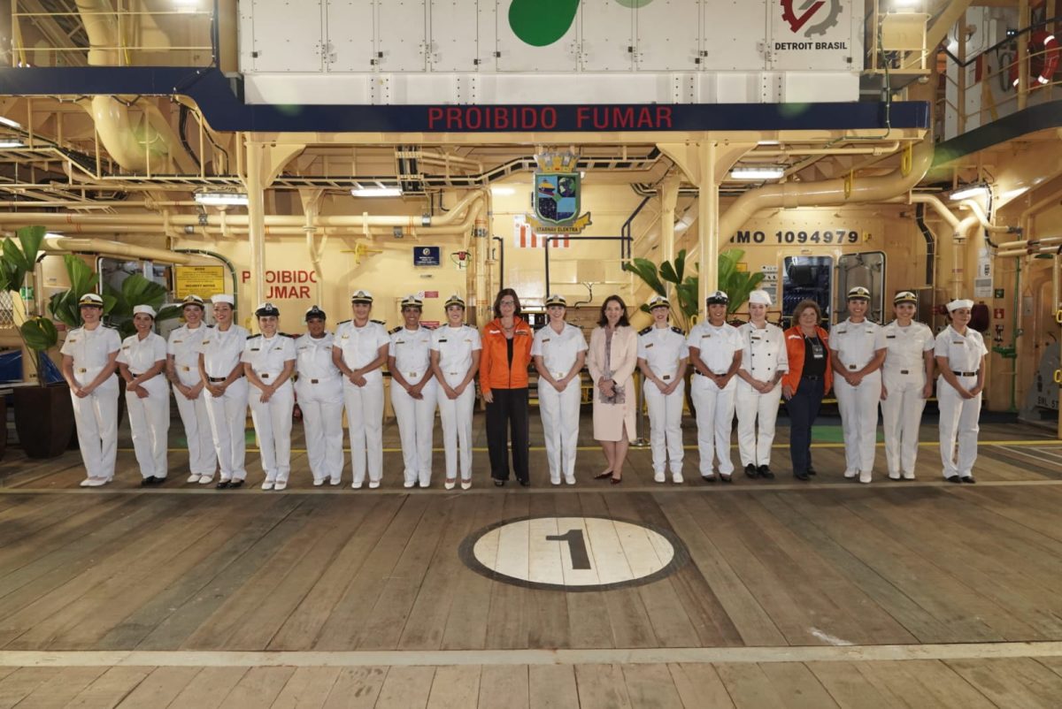 Navio afretado pela Petrobras ganha o mar com tripulação feminina