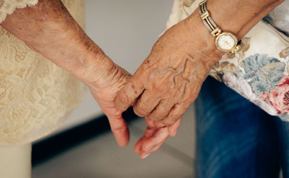 Curitiba já dá desconto de IPTU a idoso, mas existem mais isenções liberadas aos 60 e aos 65 anos; veja quais e onde pedir
