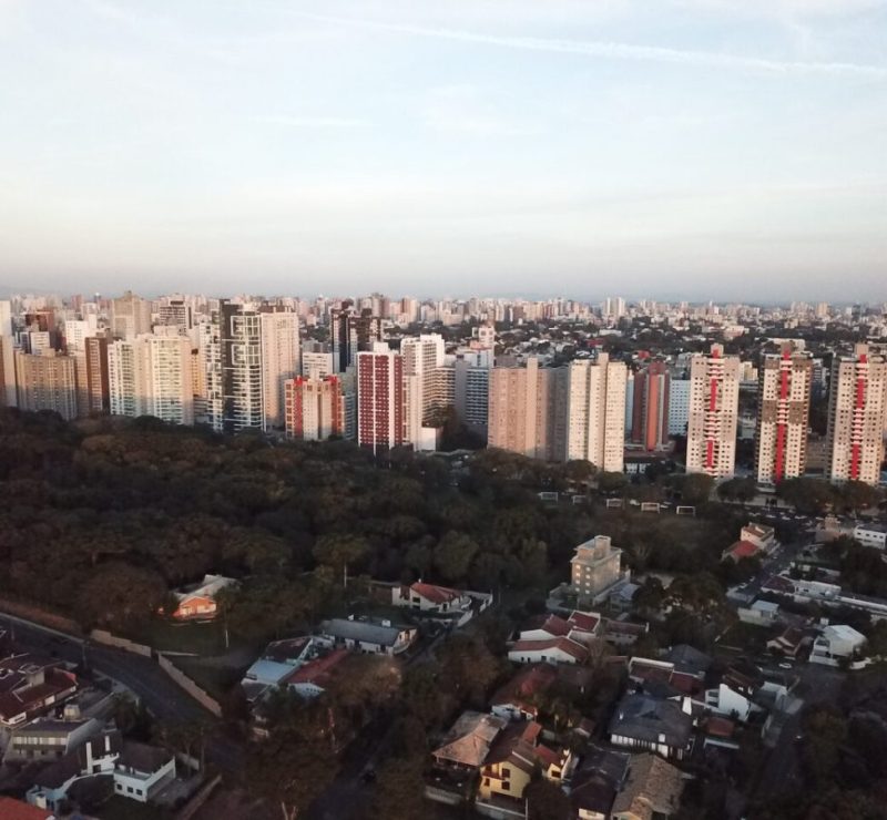 Curitiba tem queda mensal mas registra alta expressiva na moradia