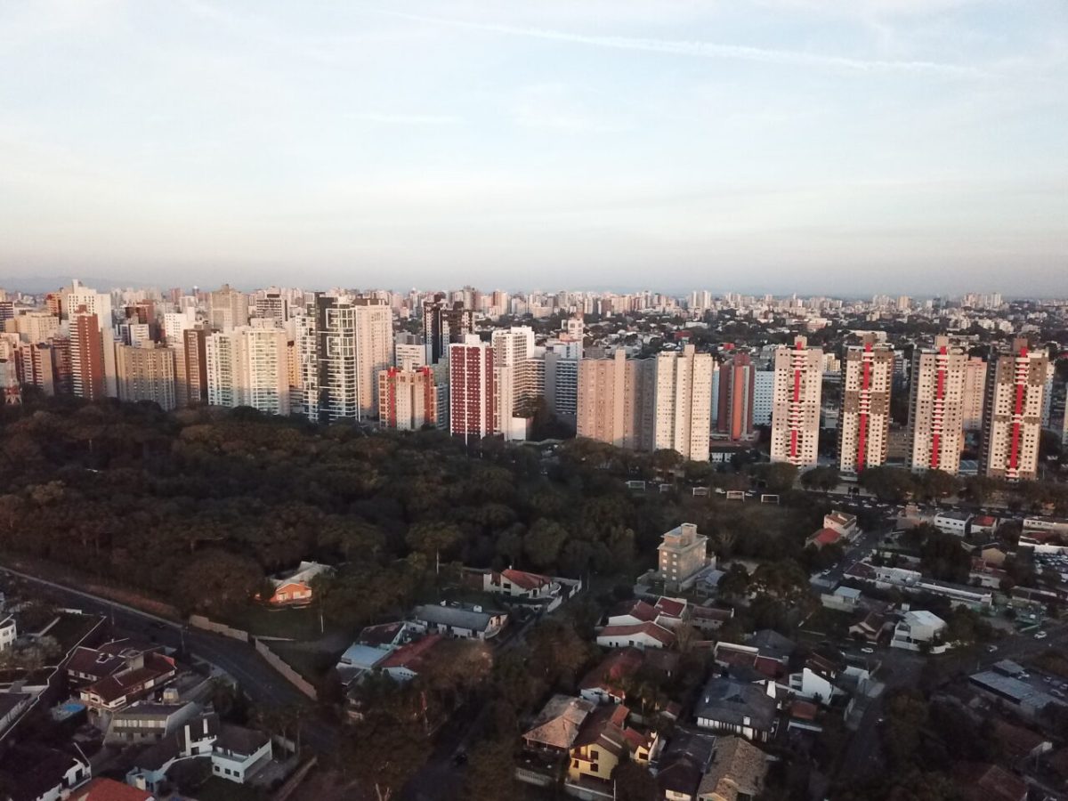 Curitiba tem queda mensal mas registra alta expressiva na moradia