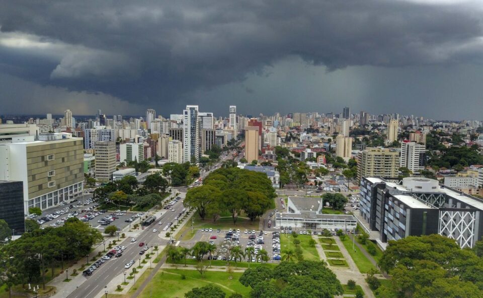 Curitiba registra chuva em quase todos os dias de setembro e aponta padrão chuvoso em 2026