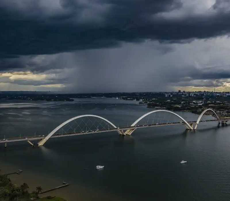 Defesa civil emite alerta de tempestade e ventos fortes no DF