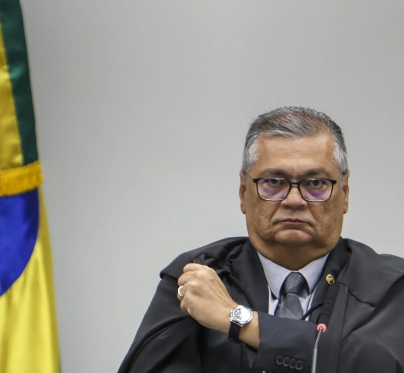 Defesa de Flávio Bolsonaro acusa Dino de tentar enfraquecer o TSE