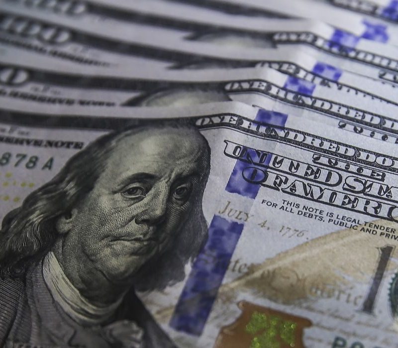 Dólar fecha a R$ 5,17 e bolsa sobe com alívio na inflação dos eua