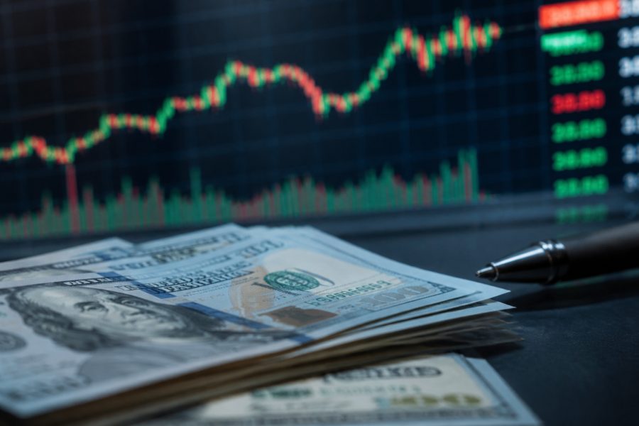 Dólar cai 0,06% e Bolsa permanece estável; cenários eleitorais influenciam