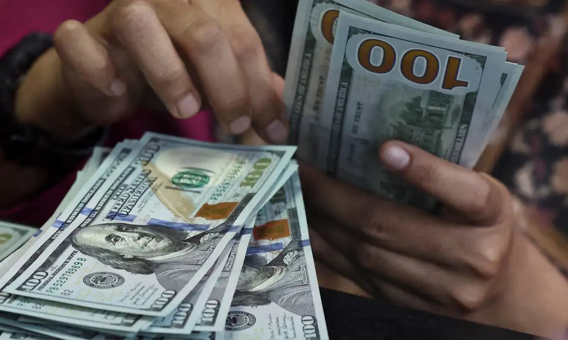 Dólar sobe para R$ 5,22 e atinge maior nível desde março