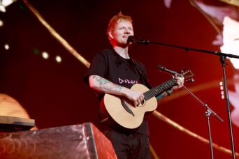 Ed Sheeran chora no palco e diz que família e amigos o abandonaram em crise ligada a Macklemore