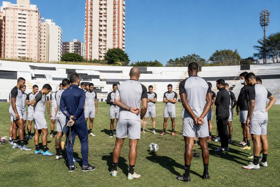 Ponte Preta não concentra para jogo em protesto por salários atrasados