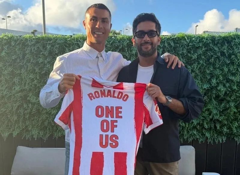 Por que astros como Messi e CR7 compram clubes pequenos