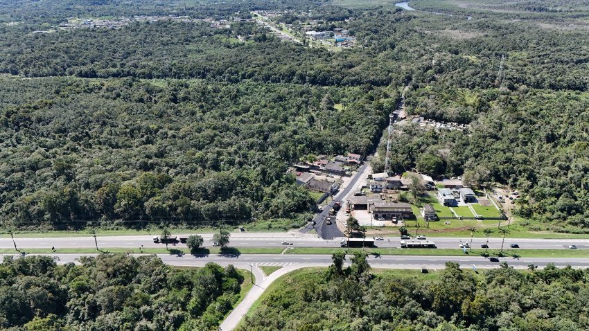Entrada de Alexandra recebe revitalização com aplicação de asfalto a quente
