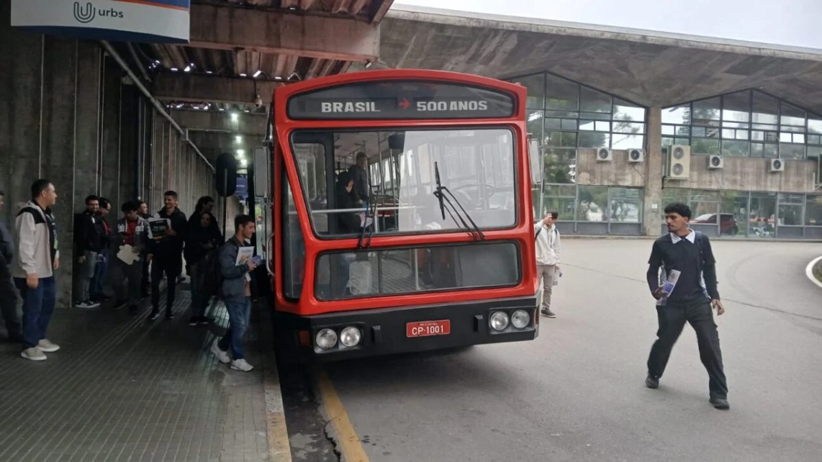 Evento dedicado à história dos ônibus em Curitiba reúne profissionais e entusiastas