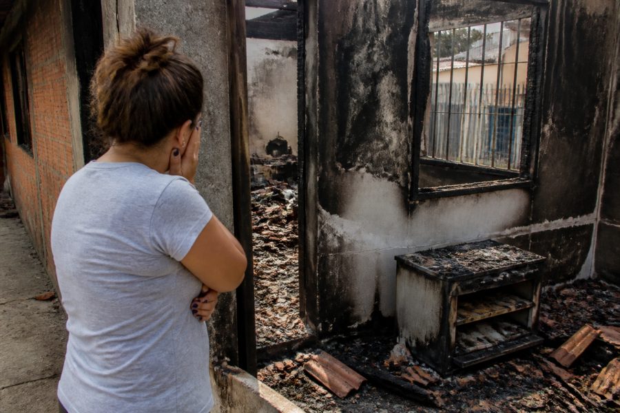 Ex não aceita fim do relacionamento e é suspeito de colocar fogo na casa da mulher no Paraná