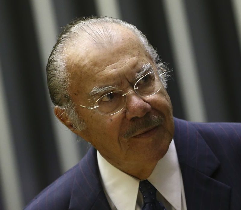 Ex-presidente José Sarney permanece internado em São Paulo para tratar pneumonia