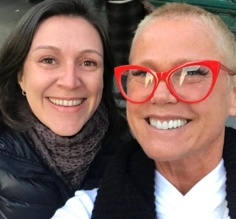 Fã sai de Nova York para ver show de Xuxa em Curitiba e exibe tatuagem