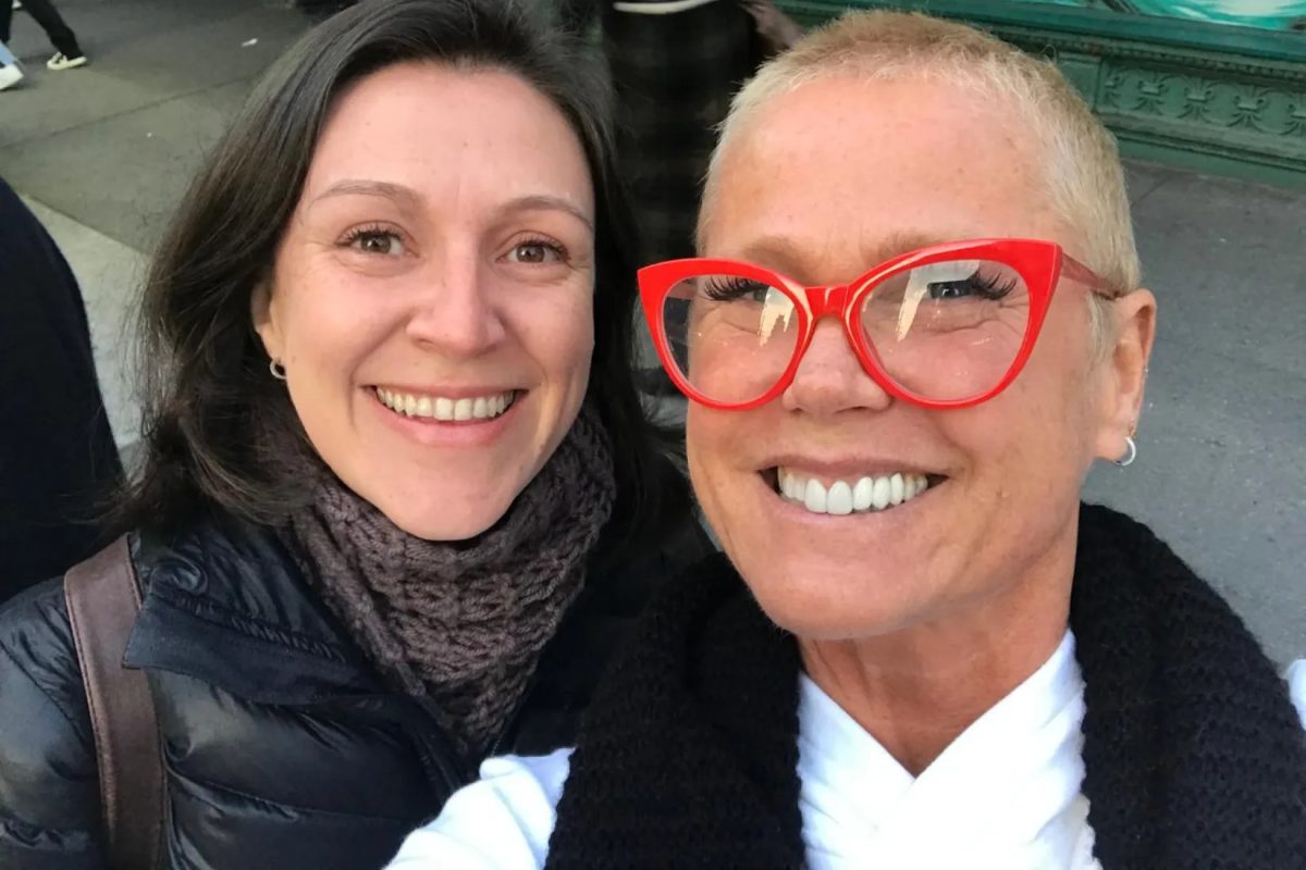 Fã da Xuxa viaja de Nova York a Curitiba para show e leva nave da artista tatuada na pele: 'Sou fanática'