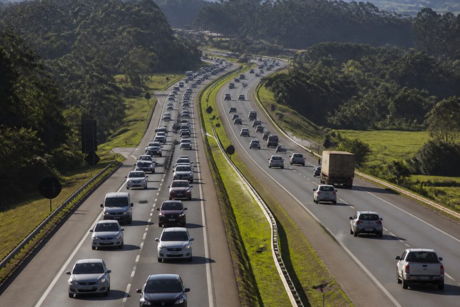 Feriadão: milhares de veículos devem circular pelos trechos de estradas dentro do Paraná