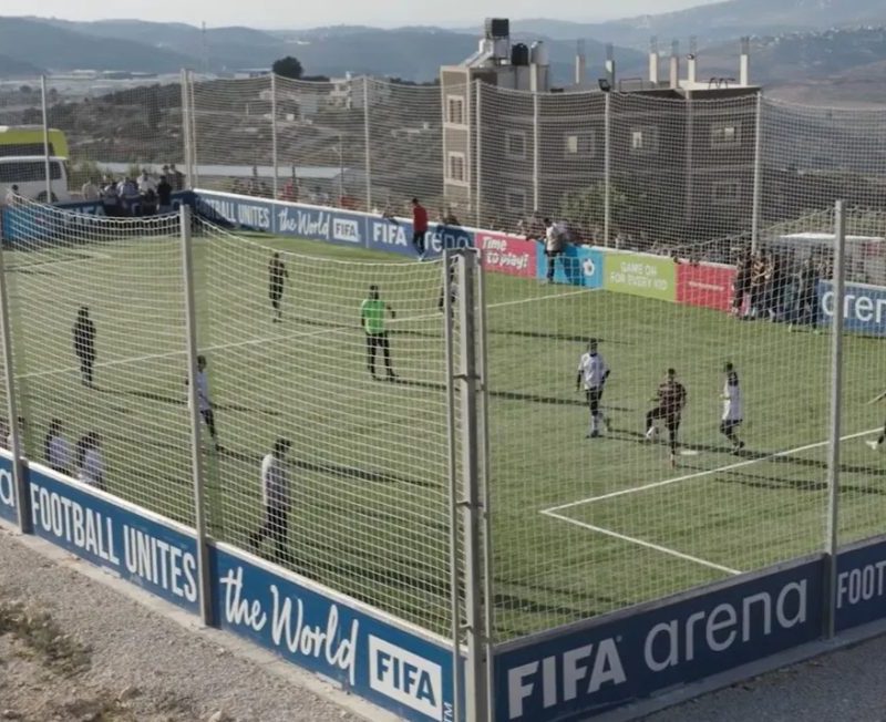 Fifa inaugura minicampos de futebol para crianças na Cisjordânia