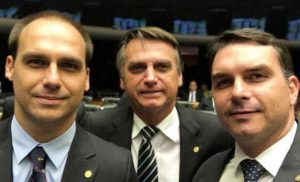 Financial Times compara os Bolsonaros à família Trump e diz que têm estilo paranoico