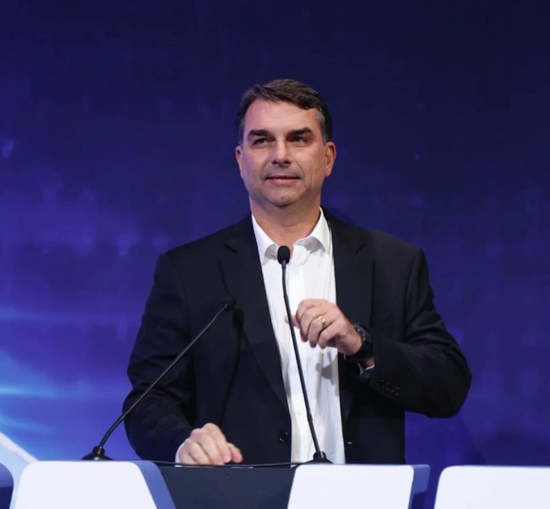 Flávio Bolsonaro processa Lula no TSE pela 15ª vez por uso da máquina pública