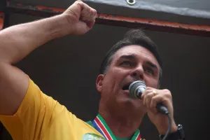 Flávio Bolsonaro: Lula é pai do tigrinho, afundou o Brasil e está desesperado
