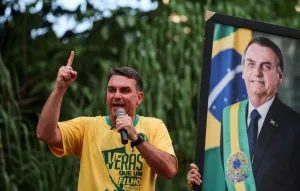 Flávio confirma ida a debate da Globo e chama Lula para confronto