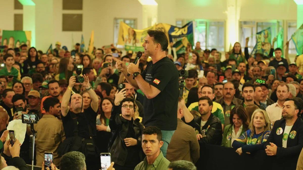 Flávio diz que Lula quer implementar “regime comunista” no Brasil