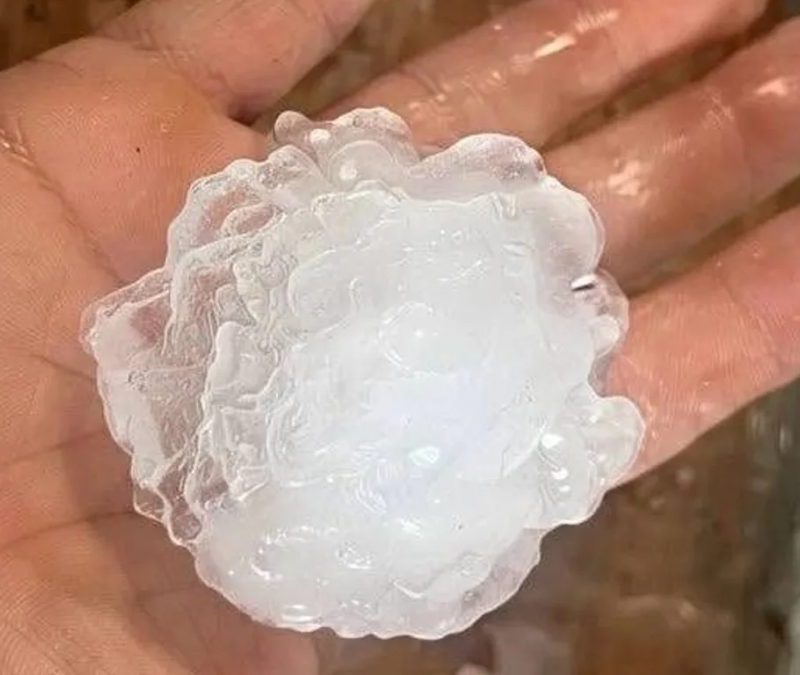 Frente quente causa granizo destrutivo e alerta para tempo severo