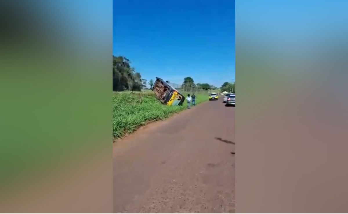 Homem furta van escolar, foge em alta velocidade e capota na rodovia