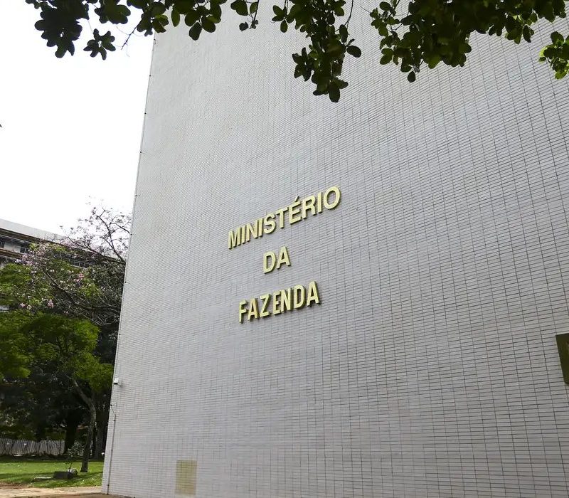 Governo corta projeção do pib para 2026 e aponta juros altos