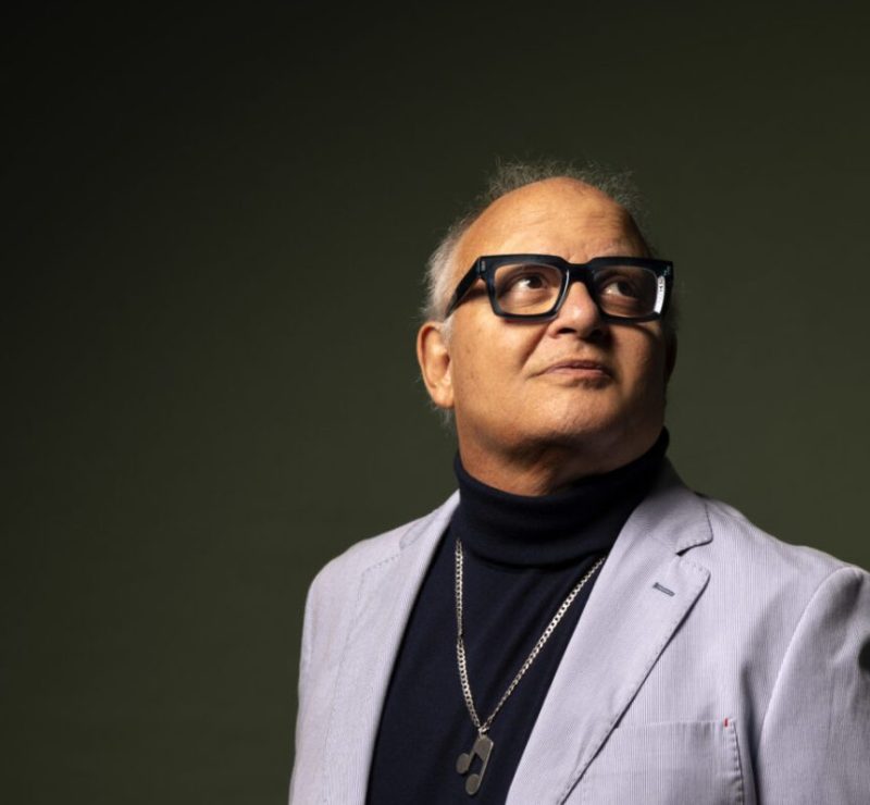 Guilherme arantes apresenta turnê comemorativa de 50 anos em curitiba