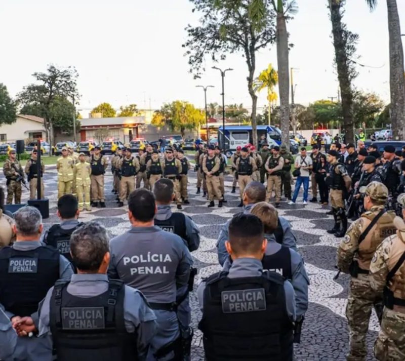 Curitiba tem ruas bloqueadas e helicóptero em operação policial