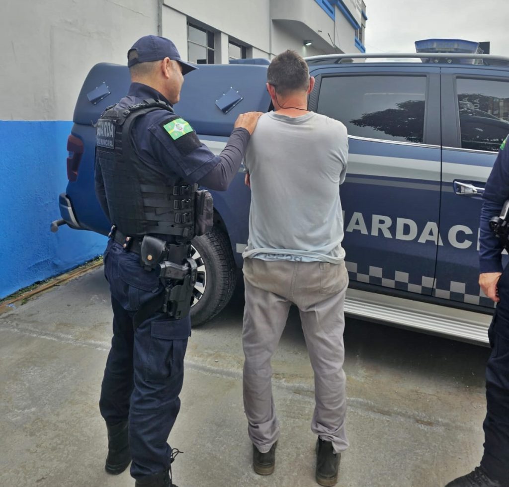 Homem com mandado de prisão por crimes ambientais é preso em Paranaguá