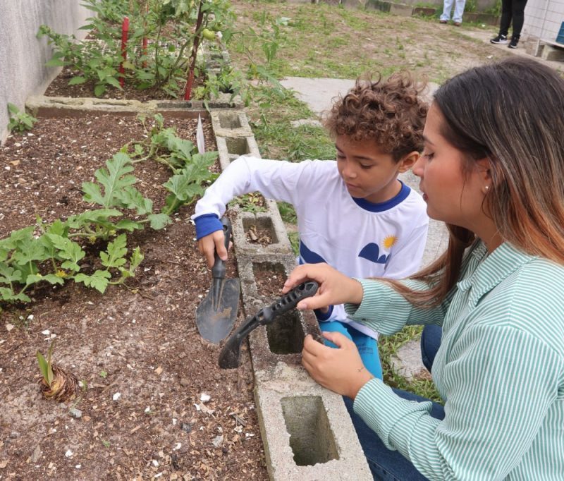 Pontal do Paraná expande hortas escolares para educação ambiental