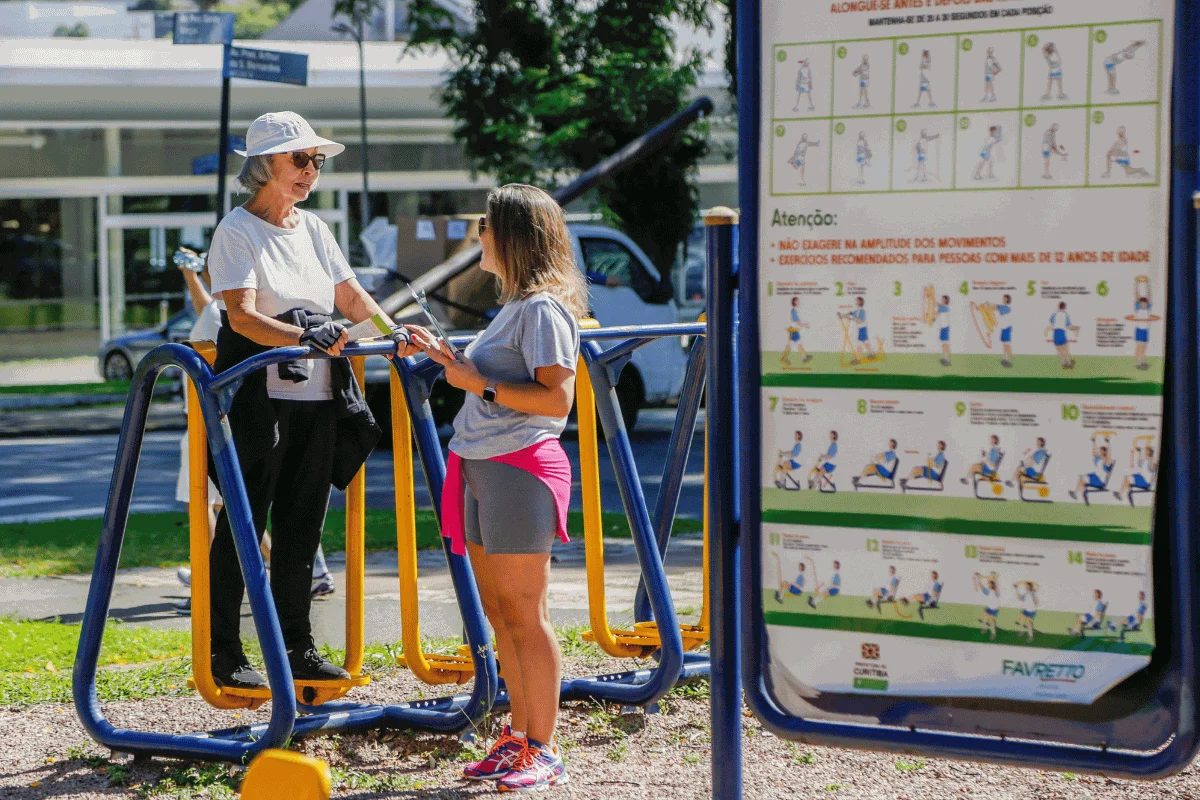 Idosos de Curitiba terão exercícios orientados nas academias ao ar livre durante o verão