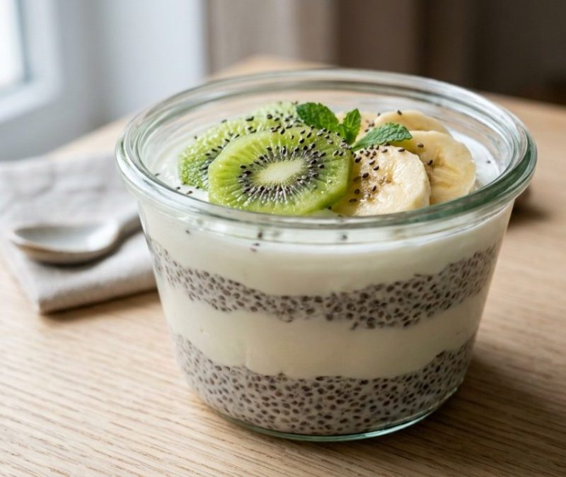 Café da manhã prático no pote com iogurte e chia para a rotina