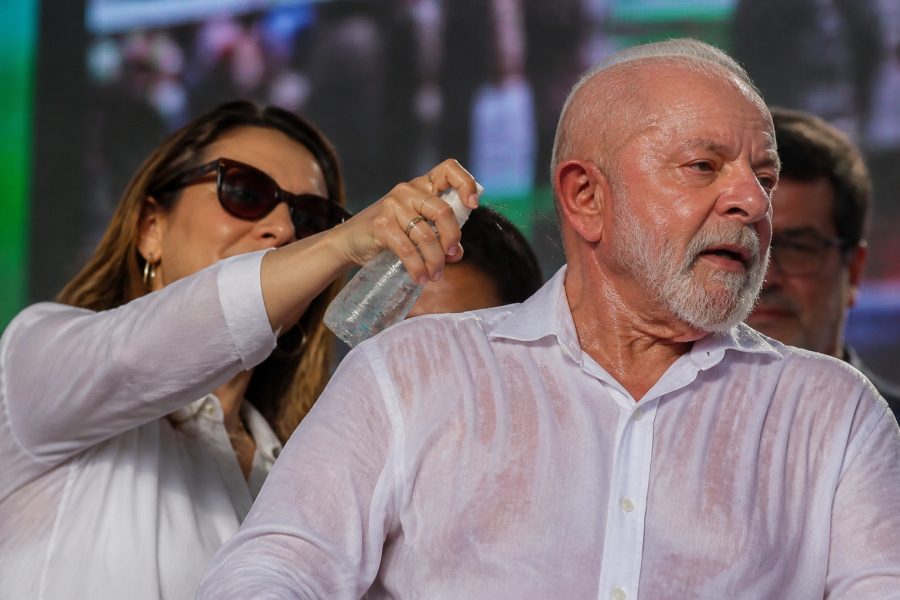 Janja refresca Lula em comício sob calor intenso em São Paulo