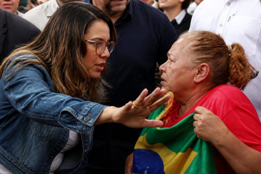Janja Lula é criticada por afastar eleitora durante evento em CE