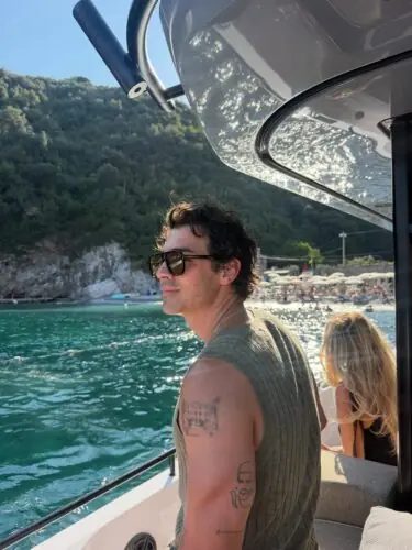 Joe Jonas sofre queda perigosa de iate na Itália e relata pânico