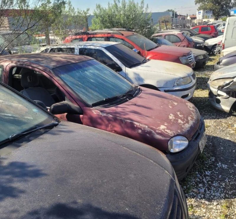 Detran-PR leiloa mais de mil veículos como sucata em Curitiba