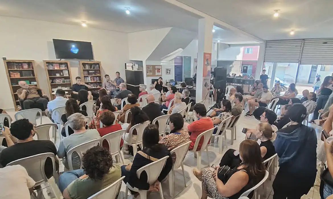 Livraria transforma vida cultural de pequeno município de São Paulo