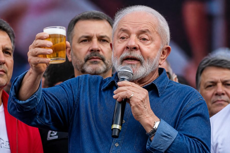 Lula brinca sobre distribuir cerveja em comício em São José do Rio Preto