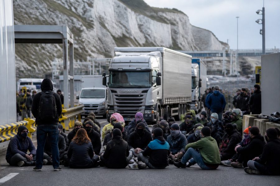Manifestantes mascarados bloqueiam acesso ao porto britânico de Dover